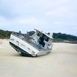 Ferry aground runs rescued passengers