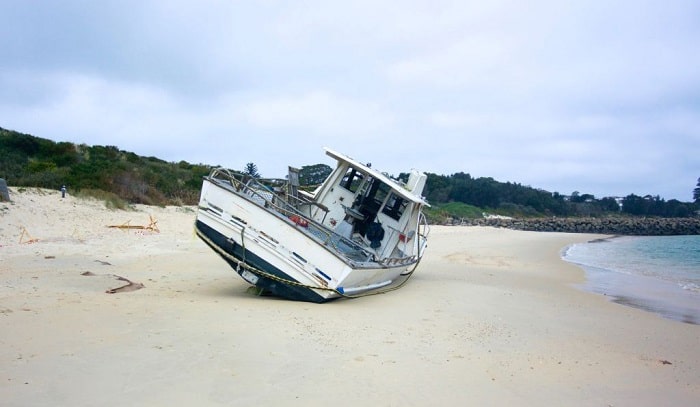 Ferry aground runs rescued passengers